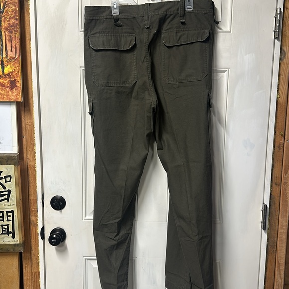 Men’s 38 x 32 cargo pants in army green - Picture 3 of 4